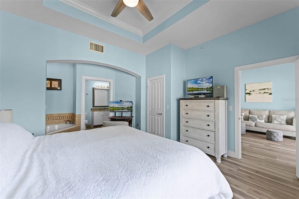 Active With Contract: $194,900 (1 beds, 1 baths, 823 Square Feet)