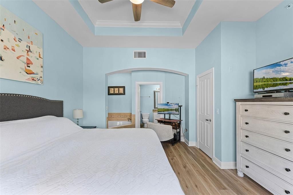 Active With Contract: $194,900 (1 beds, 1 baths, 823 Square Feet)