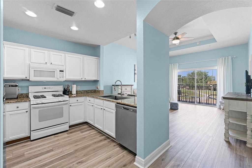 Active With Contract: $194,900 (1 beds, 1 baths, 823 Square Feet)