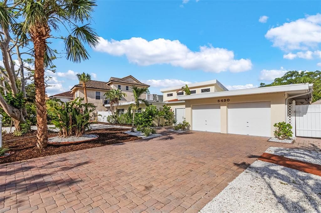 Под контрактом: $1,975,000 (3 спален, 2 ванн, 2010 Квадратных фут)