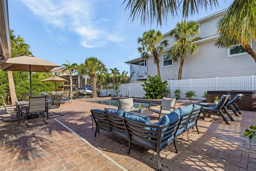 Под контрактом: $1,975,000 (3 спален, 2 ванн, 2010 Квадратных фут)