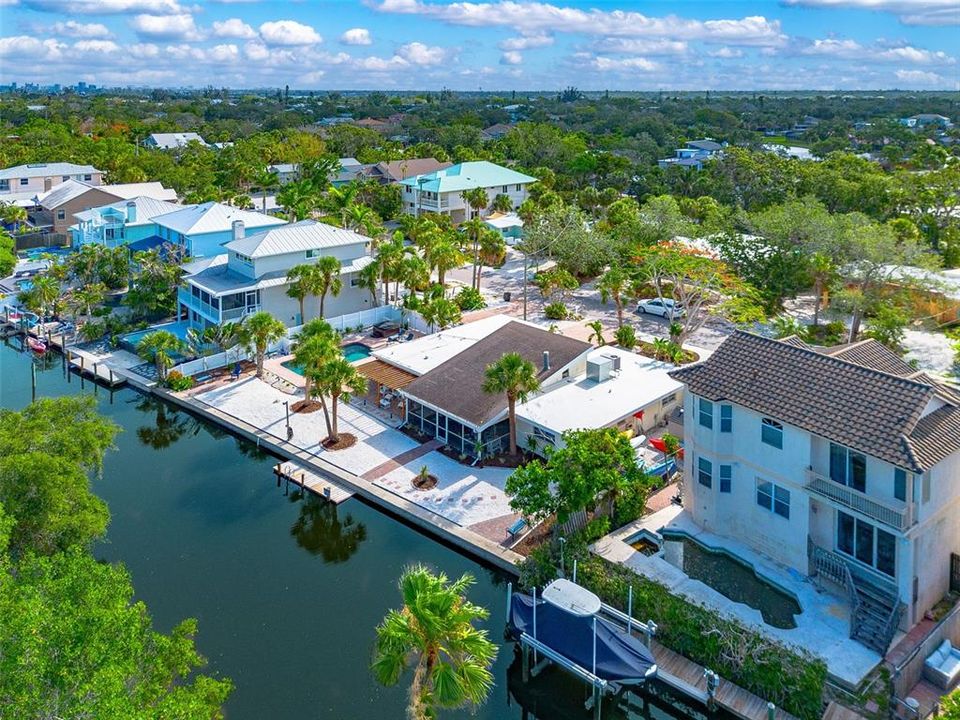 Под контрактом: $1,975,000 (3 спален, 2 ванн, 2010 Квадратных фут)