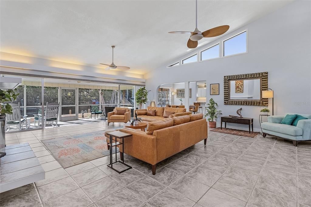 Под контрактом: $1,975,000 (3 спален, 2 ванн, 2010 Квадратных фут)