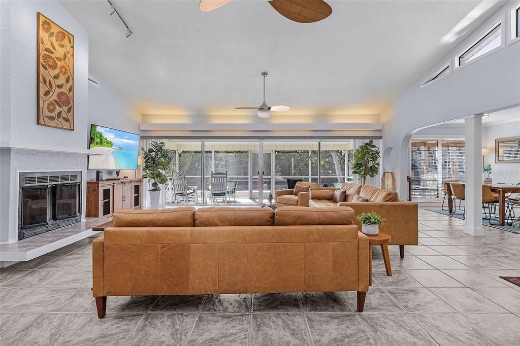 Под контрактом: $1,975,000 (3 спален, 2 ванн, 2010 Квадратных фут)