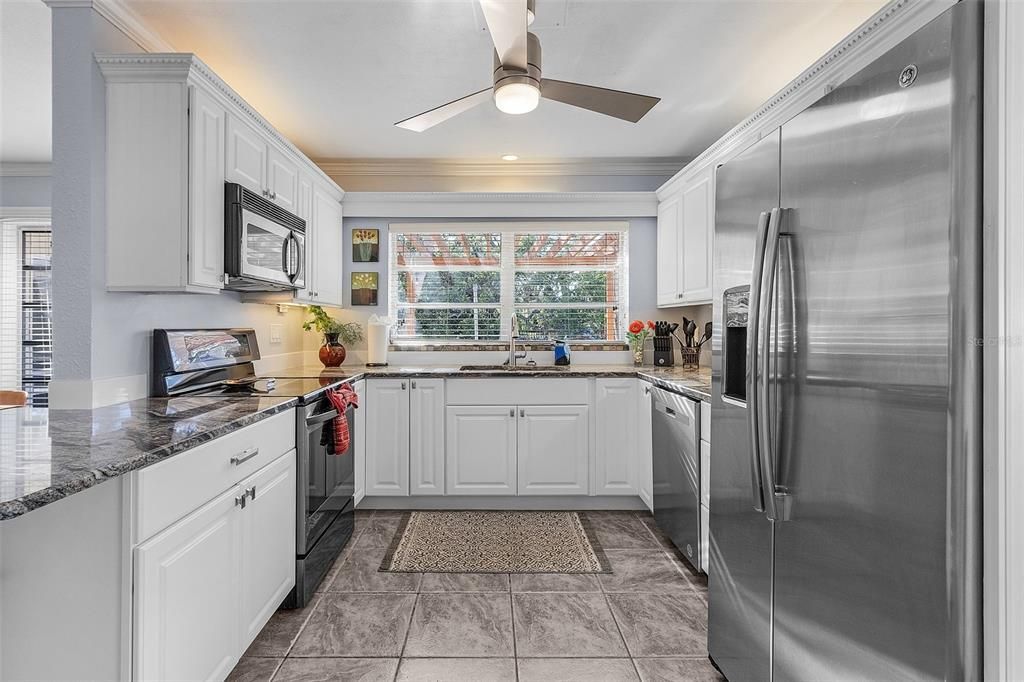 Под контрактом: $1,975,000 (3 спален, 2 ванн, 2010 Квадратных фут)