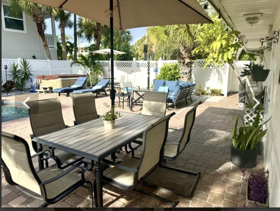 Под контрактом: $1,975,000 (3 спален, 2 ванн, 2010 Квадратных фут)