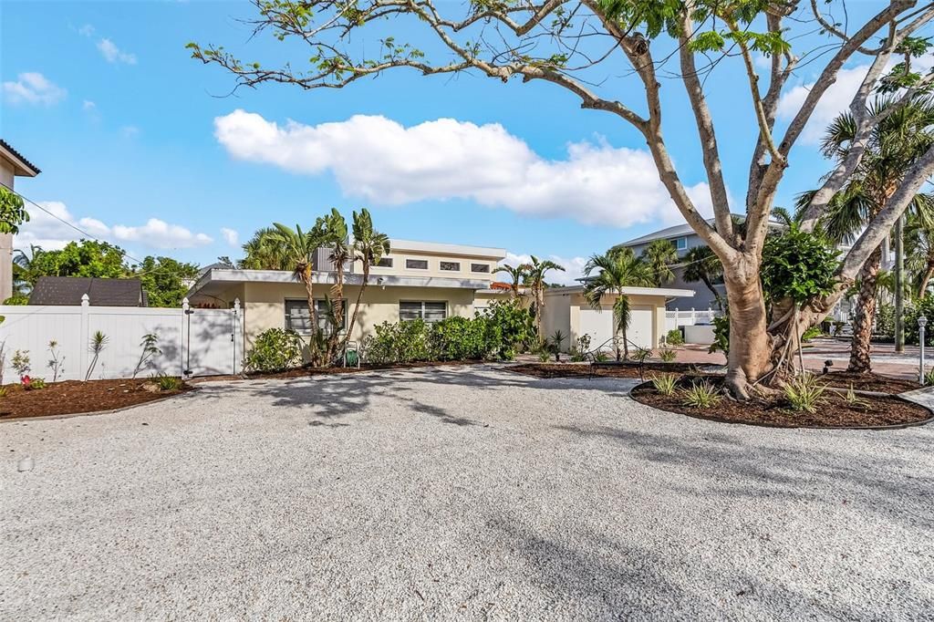 Под контрактом: $1,975,000 (3 спален, 2 ванн, 2010 Квадратных фут)