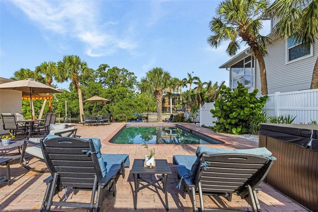 Под контрактом: $1,975,000 (3 спален, 2 ванн, 2010 Квадратных фут)