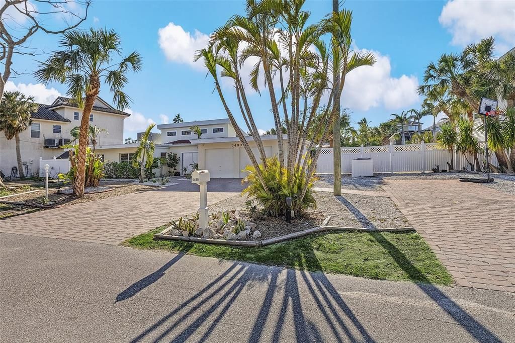 Под контрактом: $1,975,000 (3 спален, 2 ванн, 2010 Квадратных фут)