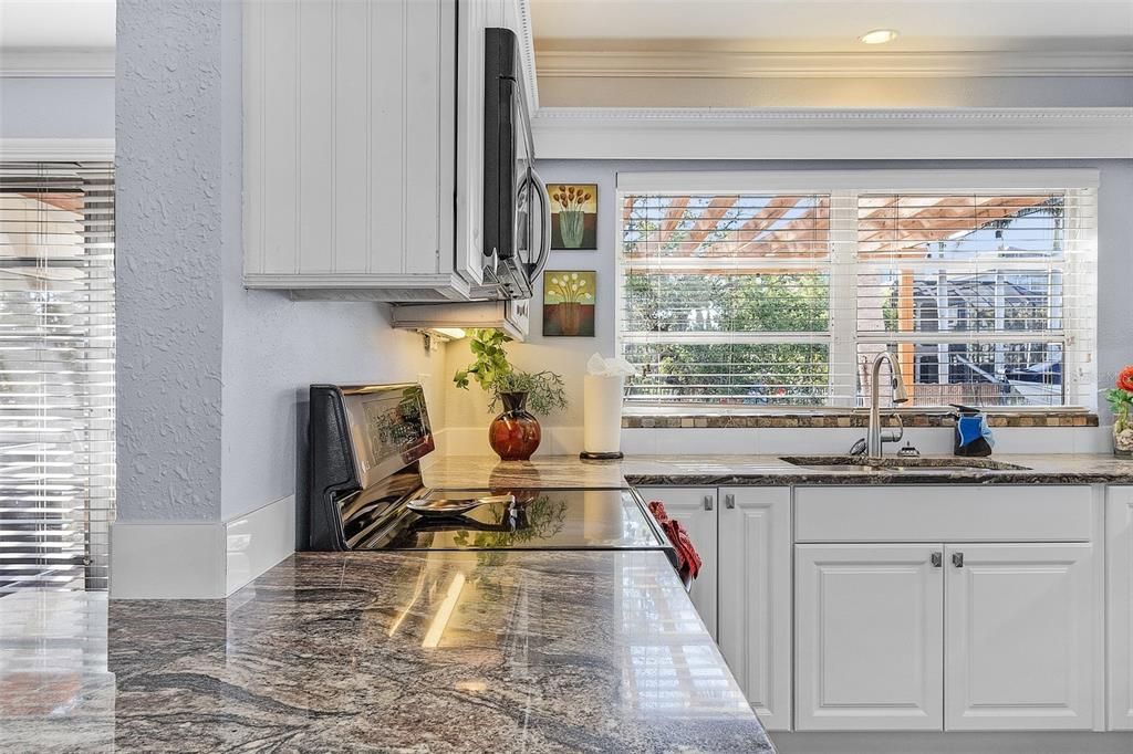 Под контрактом: $1,975,000 (3 спален, 2 ванн, 2010 Квадратных фут)