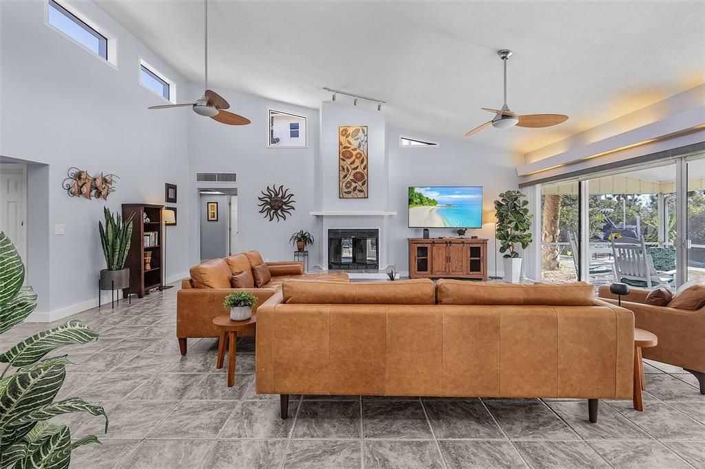 Под контрактом: $1,975,000 (3 спален, 2 ванн, 2010 Квадратных фут)