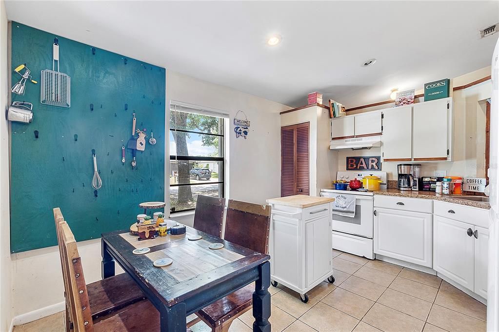 待售: $197,000 (2 贝兹, 1 浴室, 816 平方英尺)