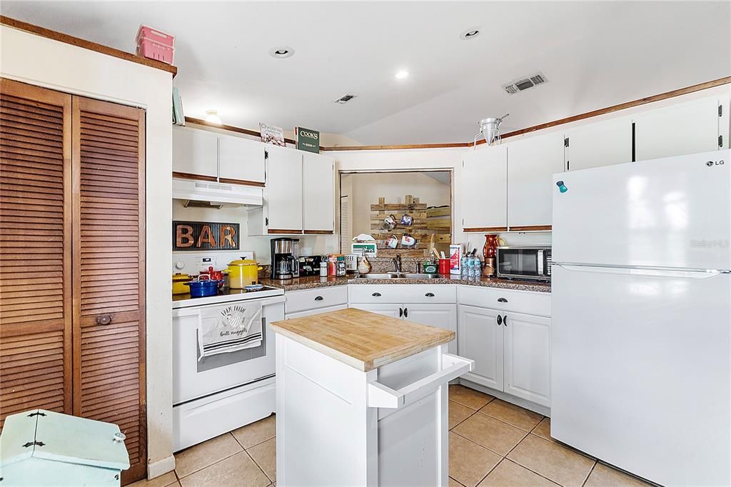 待售: $197,000 (2 贝兹, 1 浴室, 816 平方英尺)