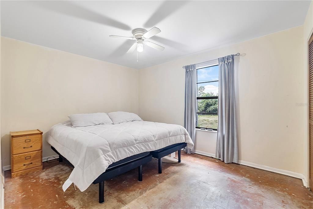 待售: $197,000 (2 贝兹, 1 浴室, 816 平方英尺)