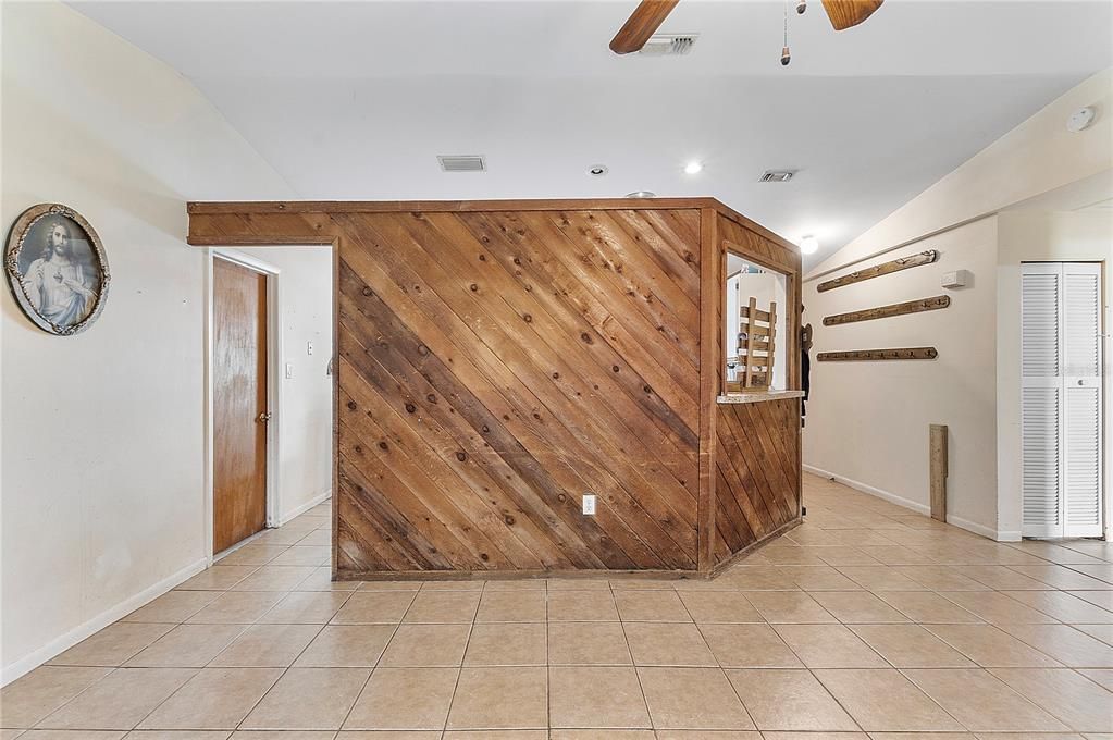 待售: $197,000 (2 贝兹, 1 浴室, 816 平方英尺)