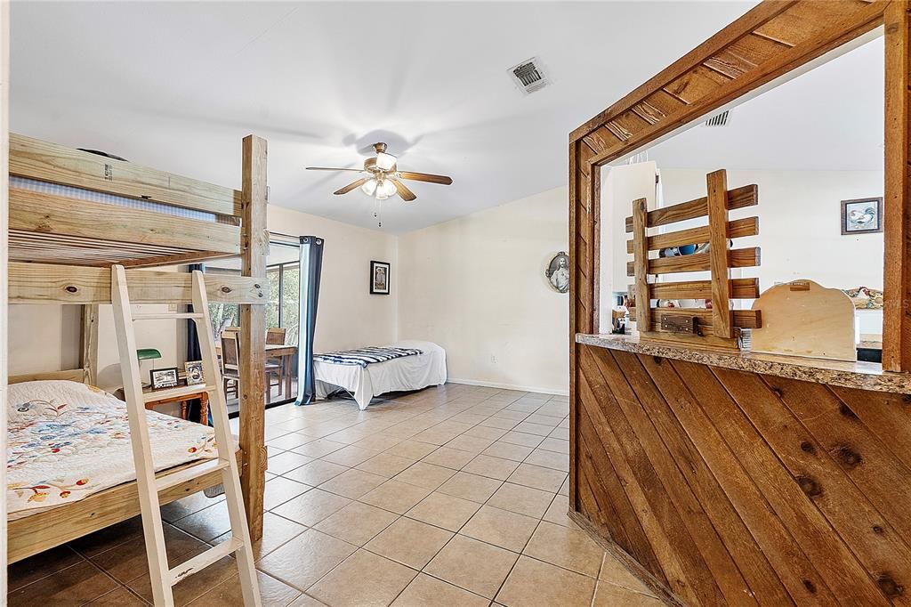 待售: $197,000 (2 贝兹, 1 浴室, 816 平方英尺)