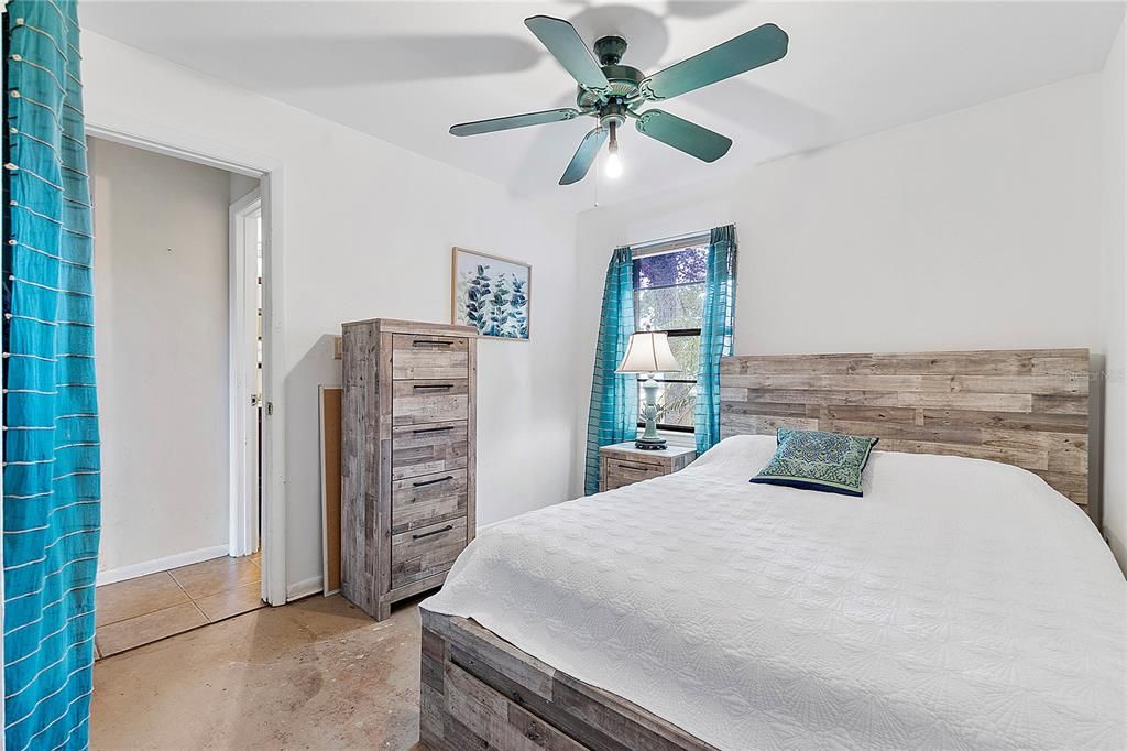 待售: $197,000 (2 贝兹, 1 浴室, 816 平方英尺)