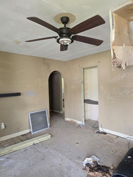 Под контрактом: $119,800 (2 спален, 1 ванн, 1353 Квадратных фут)