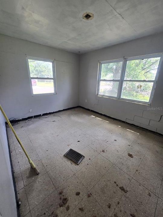 Под контрактом: $119,800 (2 спален, 1 ванн, 1353 Квадратных фут)