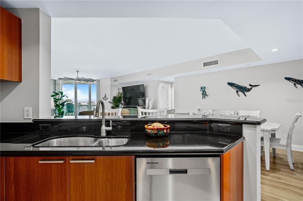 待售: $314,000 (2 贝兹, 2 浴室, 1689 平方英尺)