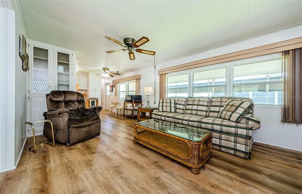 合同活跃: $99,900 (2 贝兹, 2 浴室, 850 平方英尺)