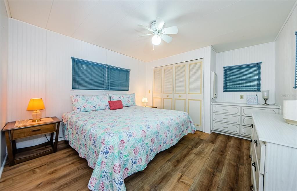 合同活跃: $99,900 (2 贝兹, 2 浴室, 850 平方英尺)