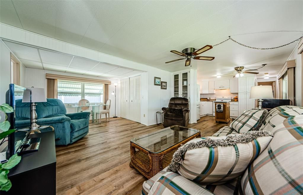 合同活跃: $99,900 (2 贝兹, 2 浴室, 850 平方英尺)