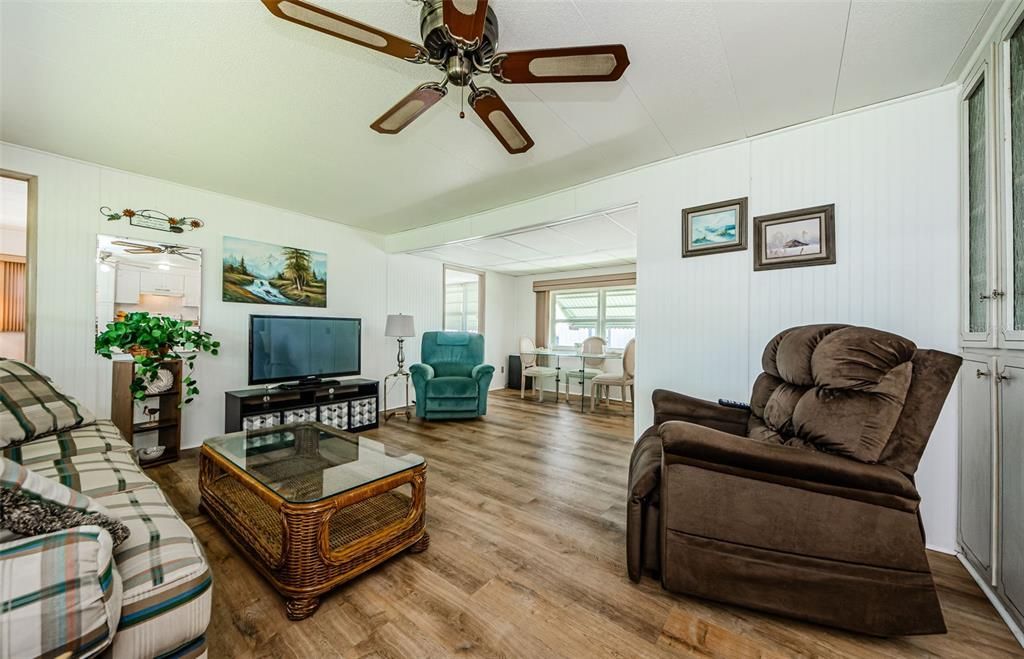 合同活跃: $99,900 (2 贝兹, 2 浴室, 850 平方英尺)