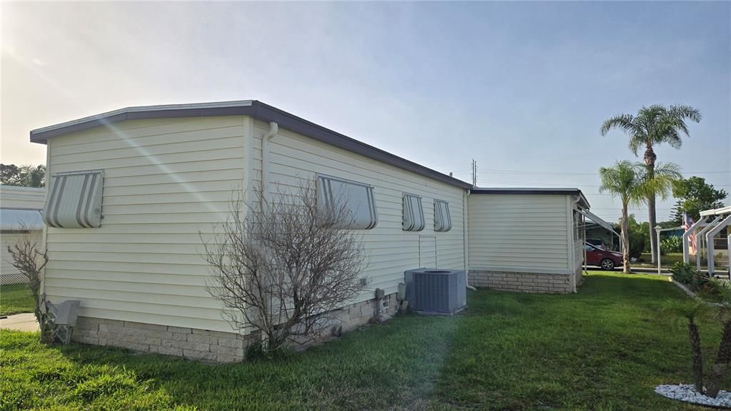 合同活跃: $99,900 (2 贝兹, 2 浴室, 850 平方英尺)