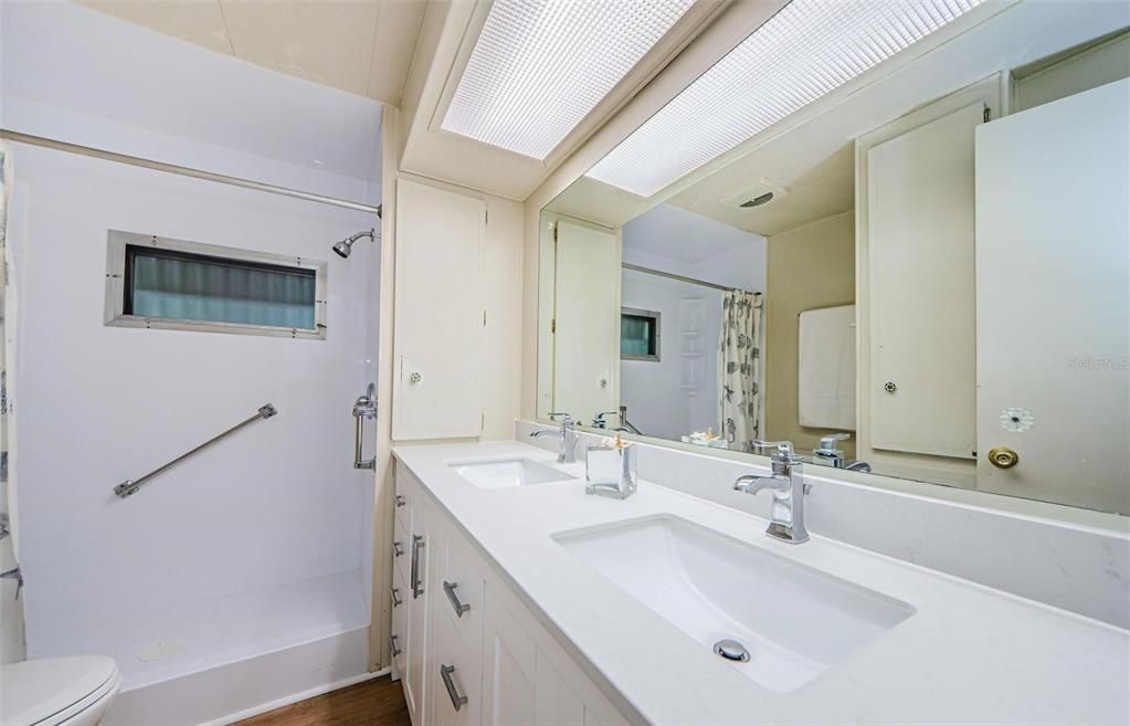 合同活跃: $99,900 (2 贝兹, 2 浴室, 850 平方英尺)