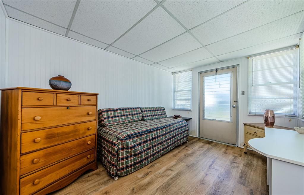 合同活跃: $99,900 (2 贝兹, 2 浴室, 850 平方英尺)