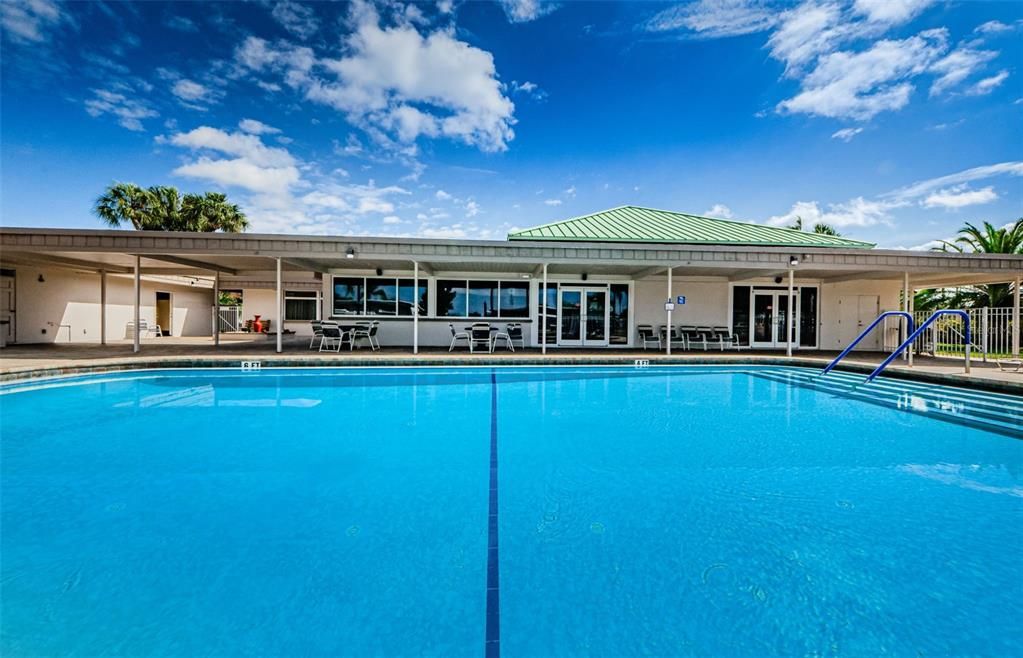 合同活跃: $99,900 (2 贝兹, 2 浴室, 850 平方英尺)