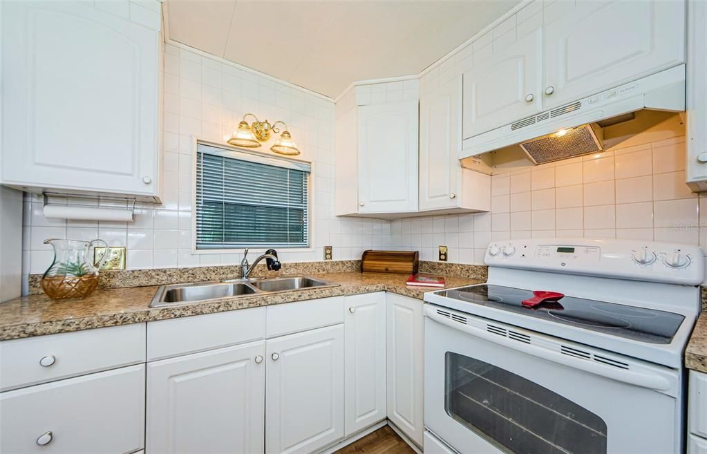 合同活跃: $99,900 (2 贝兹, 2 浴室, 850 平方英尺)