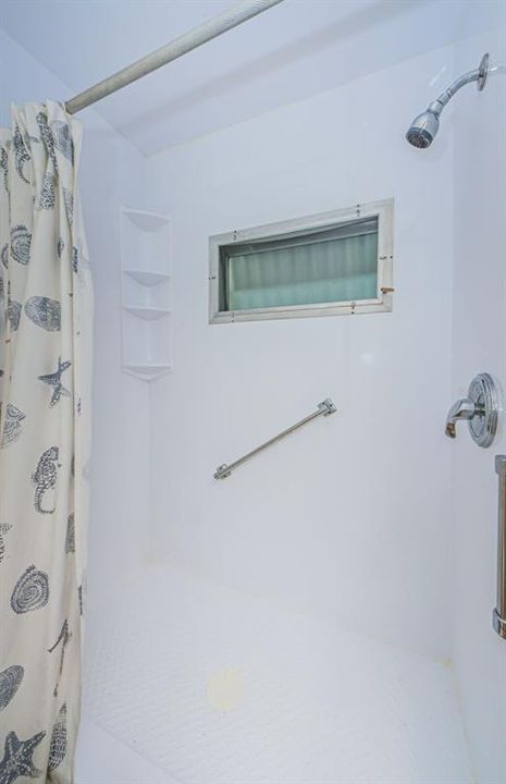 合同活跃: $99,900 (2 贝兹, 2 浴室, 850 平方英尺)