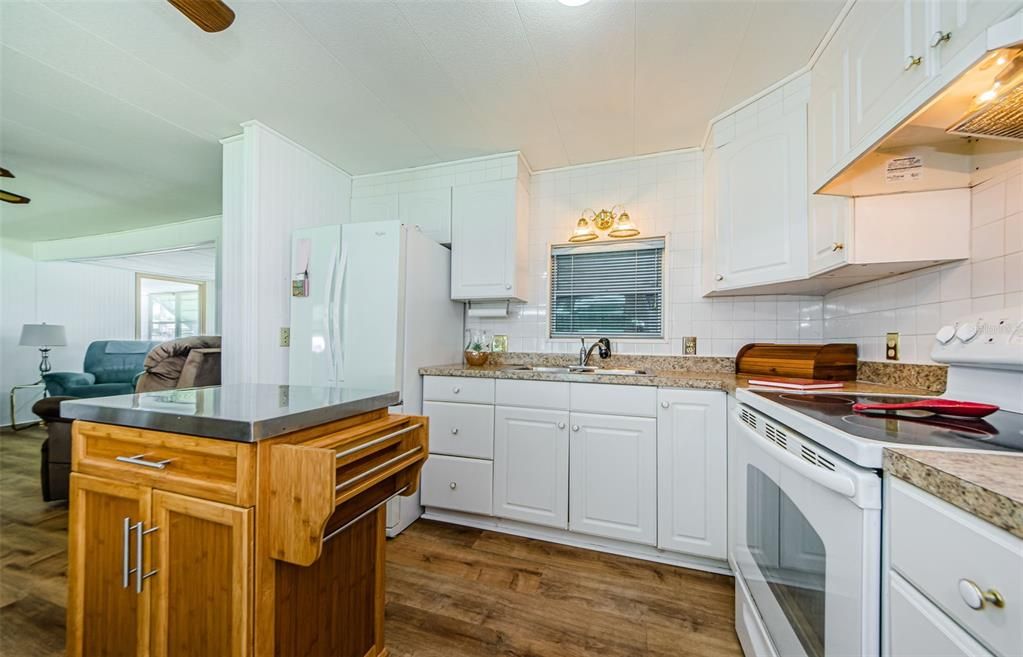 合同活跃: $99,900 (2 贝兹, 2 浴室, 850 平方英尺)