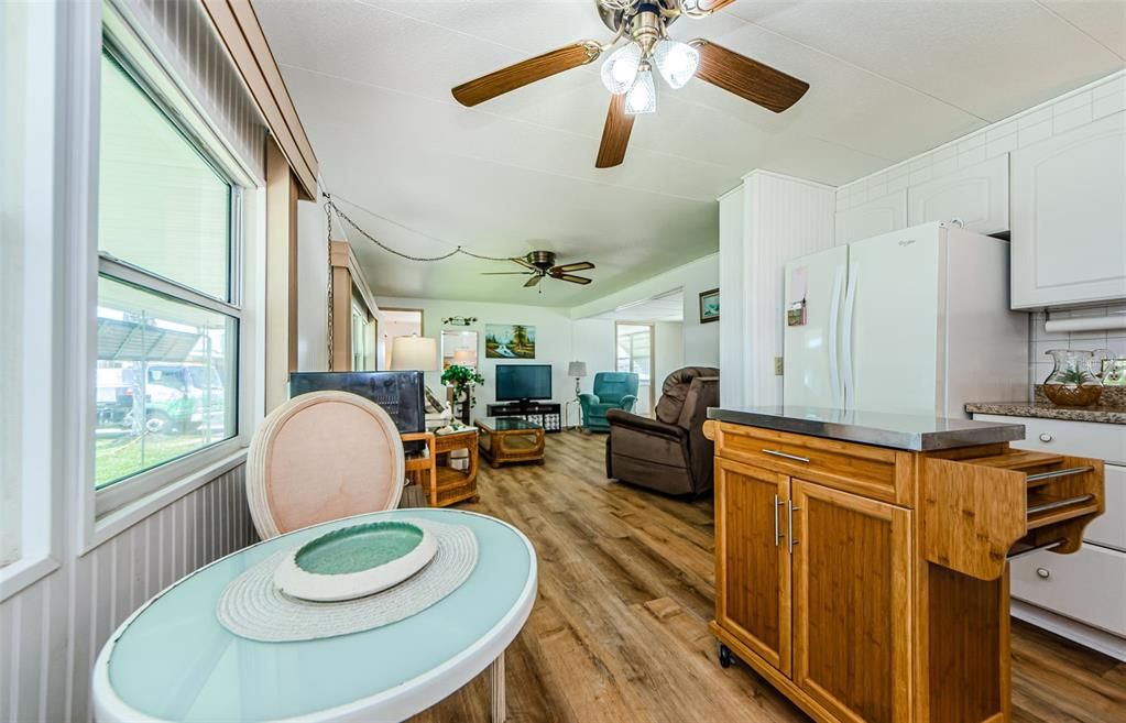 合同活跃: $99,900 (2 贝兹, 2 浴室, 850 平方英尺)