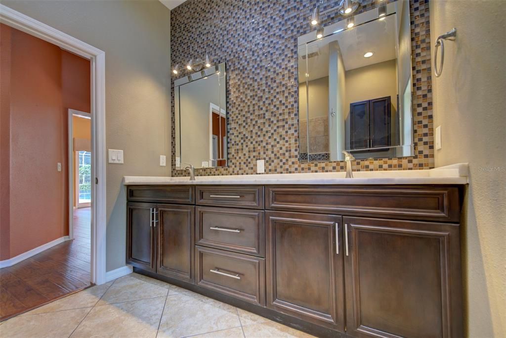 En Venta: $765,900 (4 camas, 3 baños, 3222 Pies cuadrados)