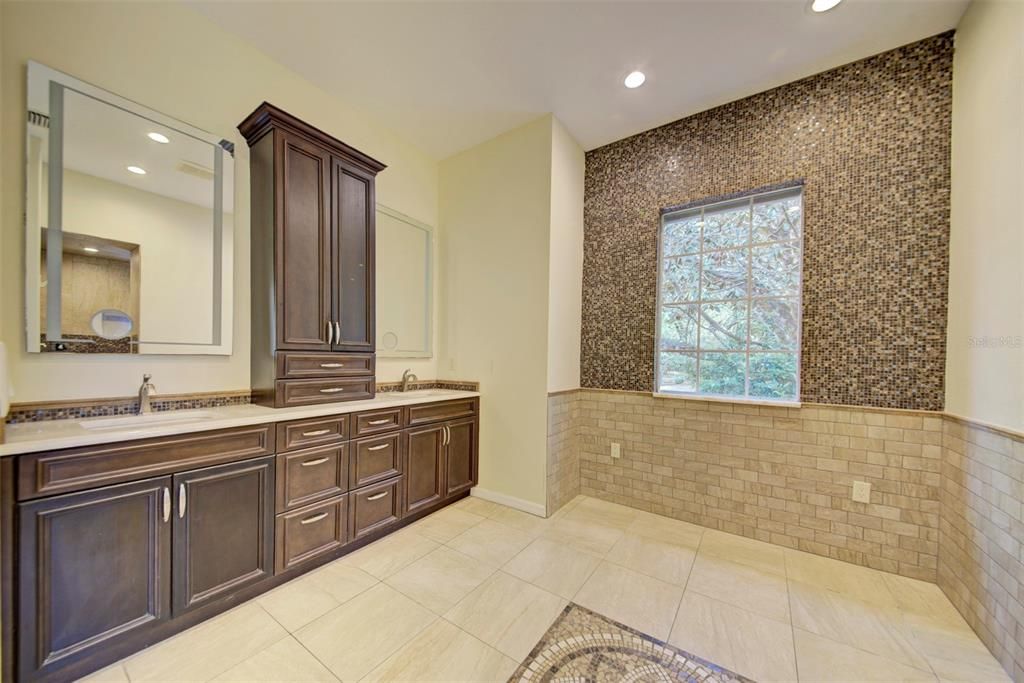 En Venta: $765,900 (4 camas, 3 baños, 3222 Pies cuadrados)