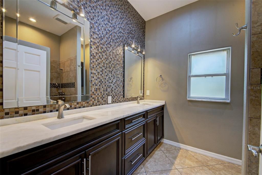 En Venta: $765,900 (4 camas, 3 baños, 3222 Pies cuadrados)