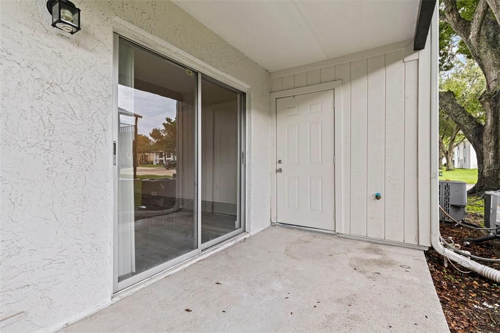 Active With Contract: $196,000 (2 beds, 2 baths, 904 Square Feet)