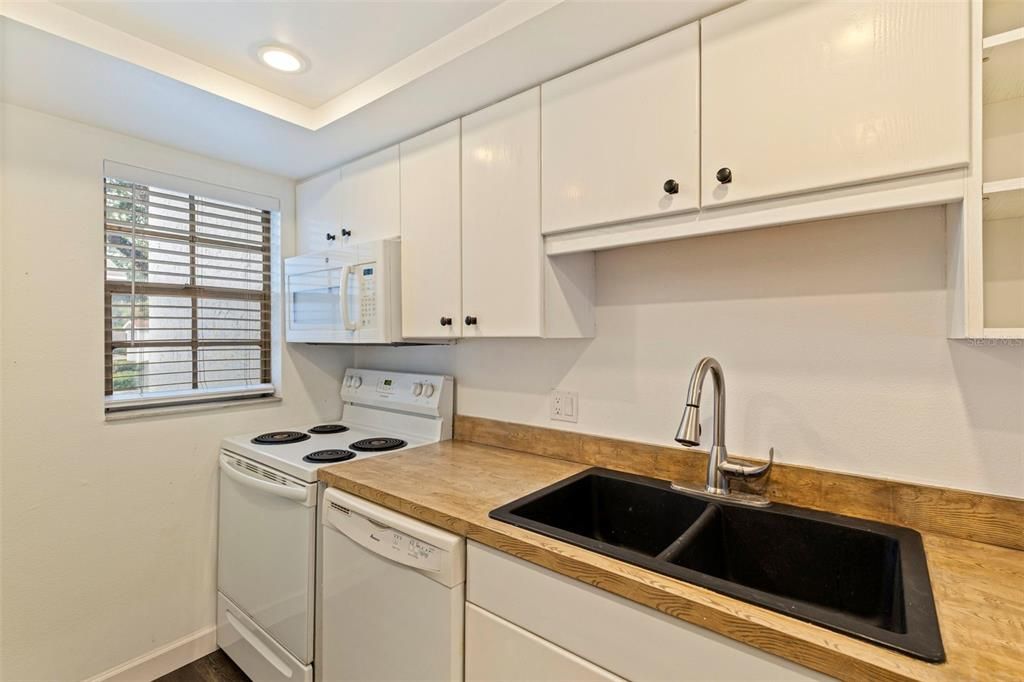 Active With Contract: $196,000 (2 beds, 2 baths, 904 Square Feet)