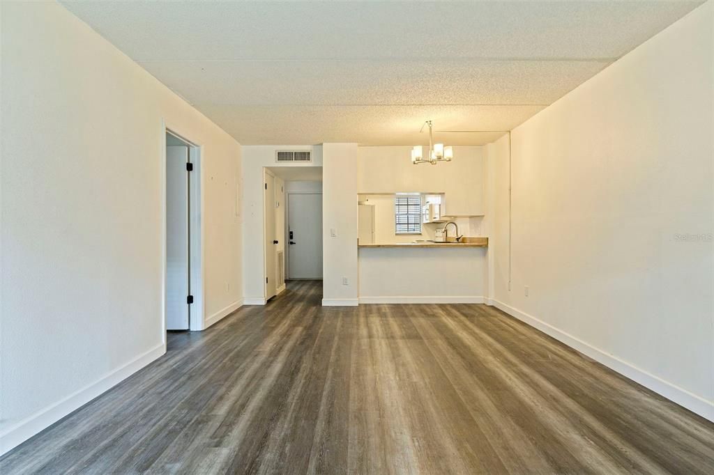 Active With Contract: $196,000 (2 beds, 2 baths, 904 Square Feet)