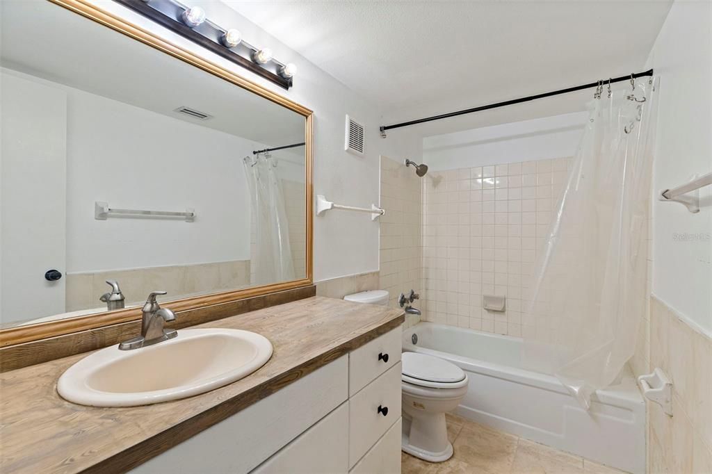 Active With Contract: $196,000 (2 beds, 2 baths, 904 Square Feet)