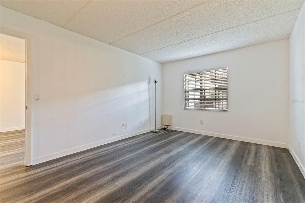 Active With Contract: $196,000 (2 beds, 2 baths, 904 Square Feet)