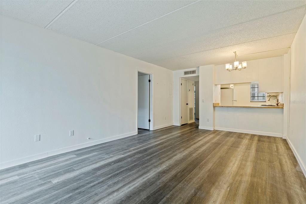 Active With Contract: $196,000 (2 beds, 2 baths, 904 Square Feet)