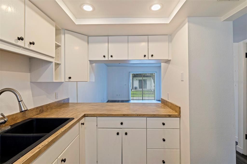 Active With Contract: $196,000 (2 beds, 2 baths, 904 Square Feet)