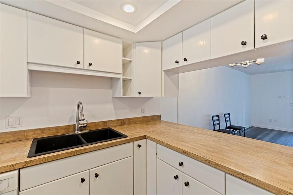 Active With Contract: $196,000 (2 beds, 2 baths, 904 Square Feet)