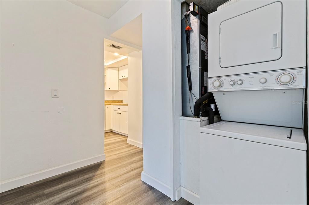 Active With Contract: $196,000 (2 beds, 2 baths, 904 Square Feet)