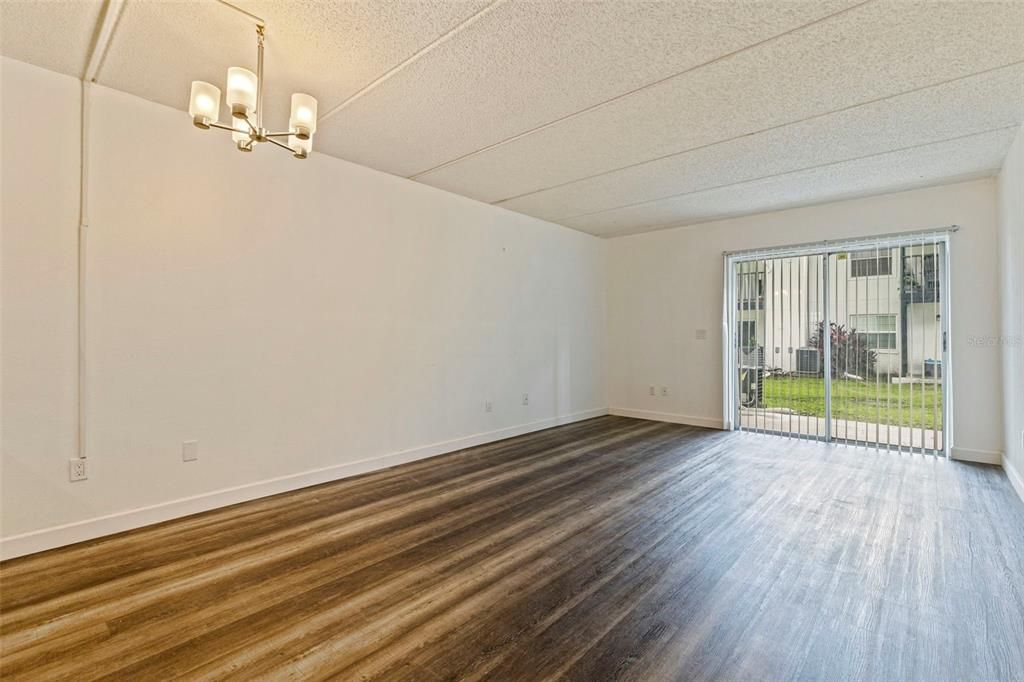 Active With Contract: $196,000 (2 beds, 2 baths, 904 Square Feet)