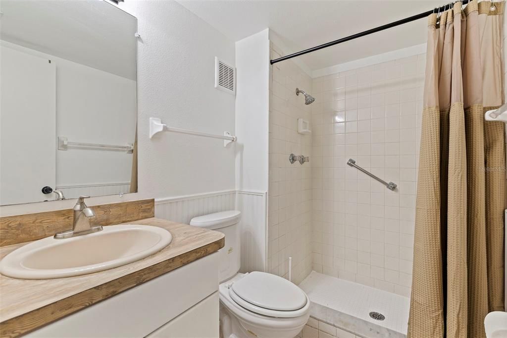 Active With Contract: $196,000 (2 beds, 2 baths, 904 Square Feet)